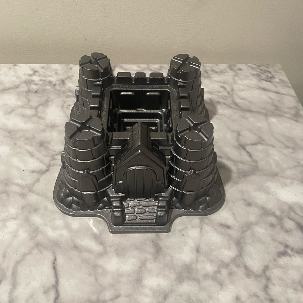 Nordic ware castle bundt pan. Pristine condition